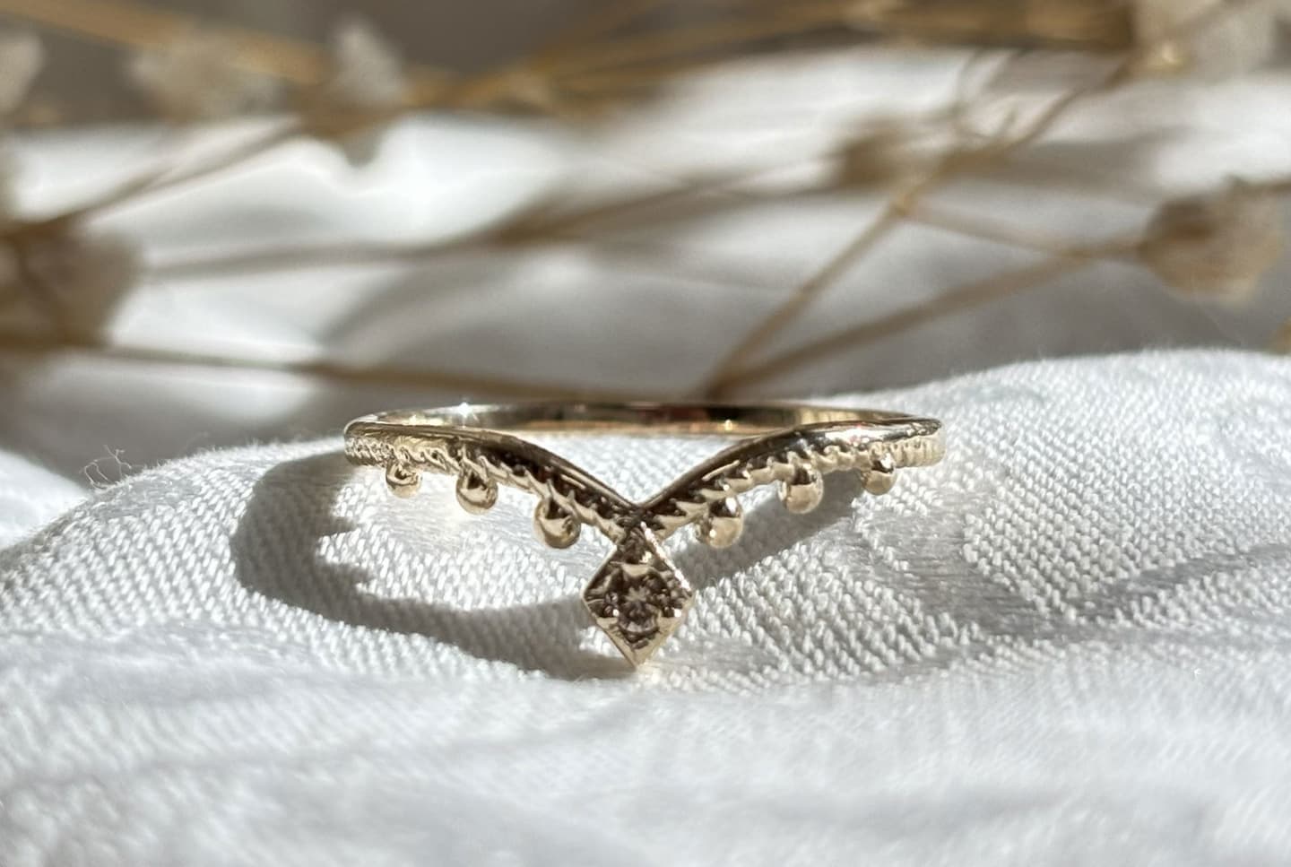 K10製のブラウンダイヤが輝く指輪、Veiled Tikkaの正面写真