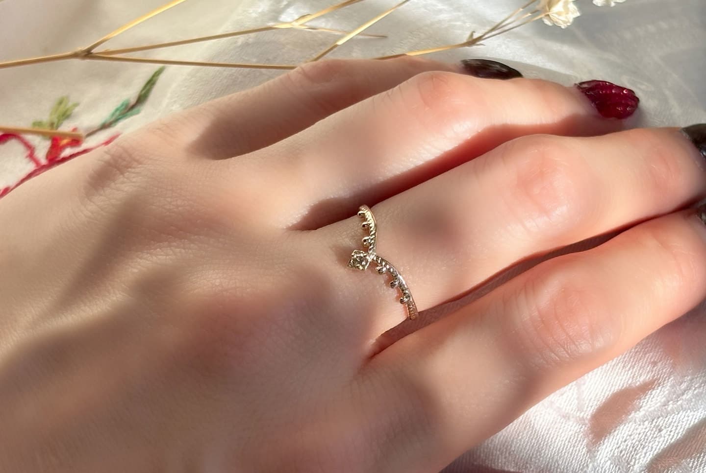 K10製のブラウンダイヤが輝く指輪、Veiled Tikkaを中指に着用している写真