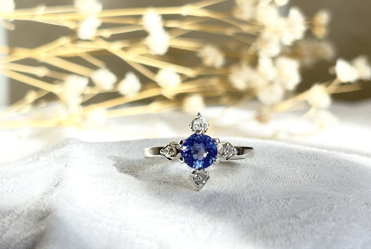 compassシリーズより、ブルーのカラーチェンジフローライトが中石のCelestiaの正面写真