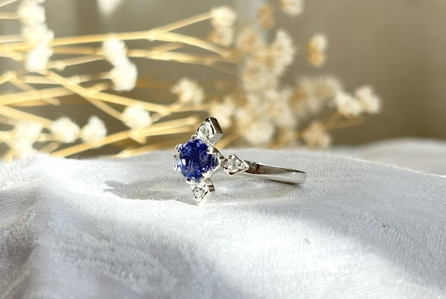 compassシリーズより、ブルーのカラーチェンジフローライトが中石のCelestiaの横から見た写真