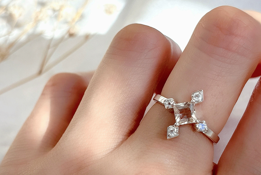 compassシリーズより、シャンパンカラーのオレゴンサンストーンが中石のLuciaを指に着用している写真。