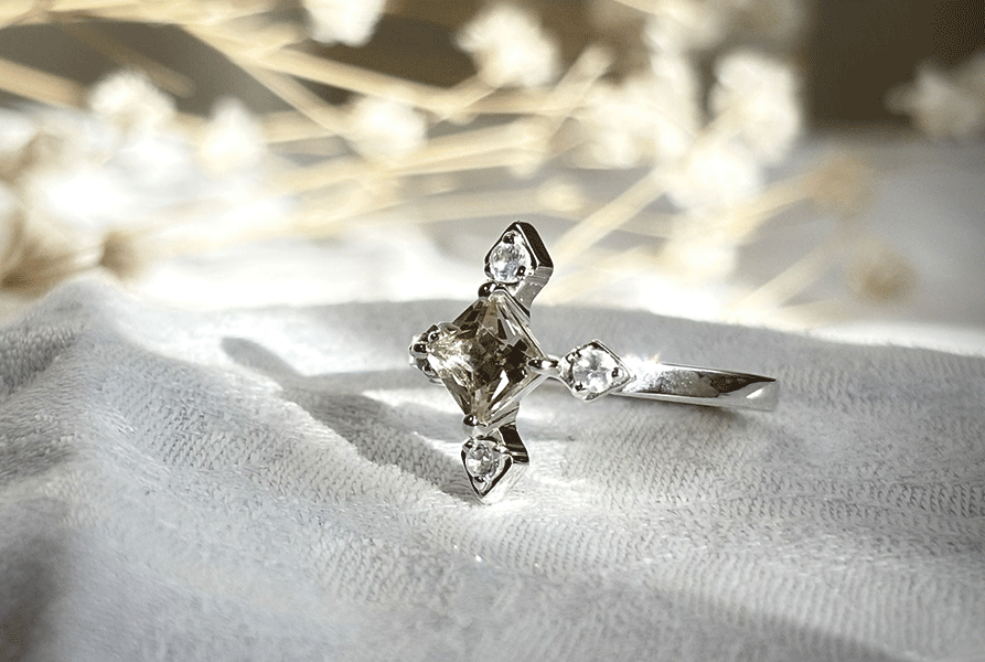 Compass – Lucia Oregon Sunstone Ringの横から見た写真