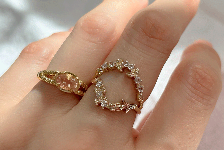 ダイヤモンドを3石あしらったK10リングTulip WaltzとLeaf Garlandのスタイリング写真