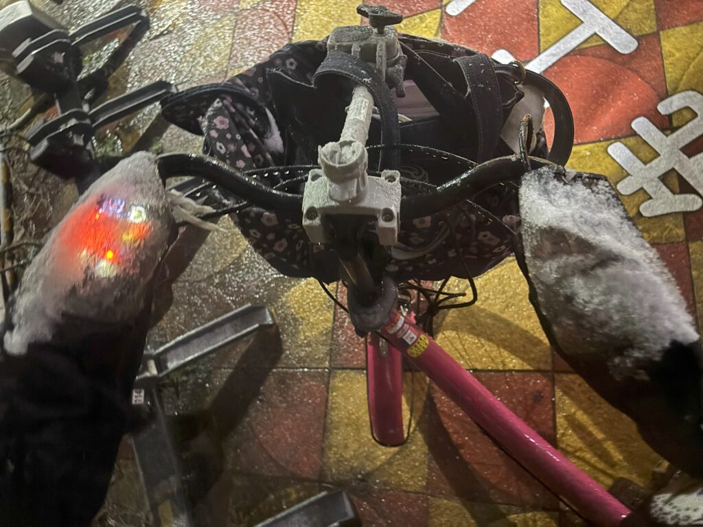 子乗せ自転車に雪が積もっている写真