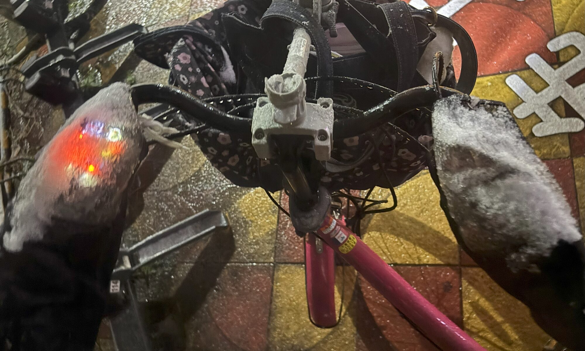 子乗せ自転車に雪が積もっている写真