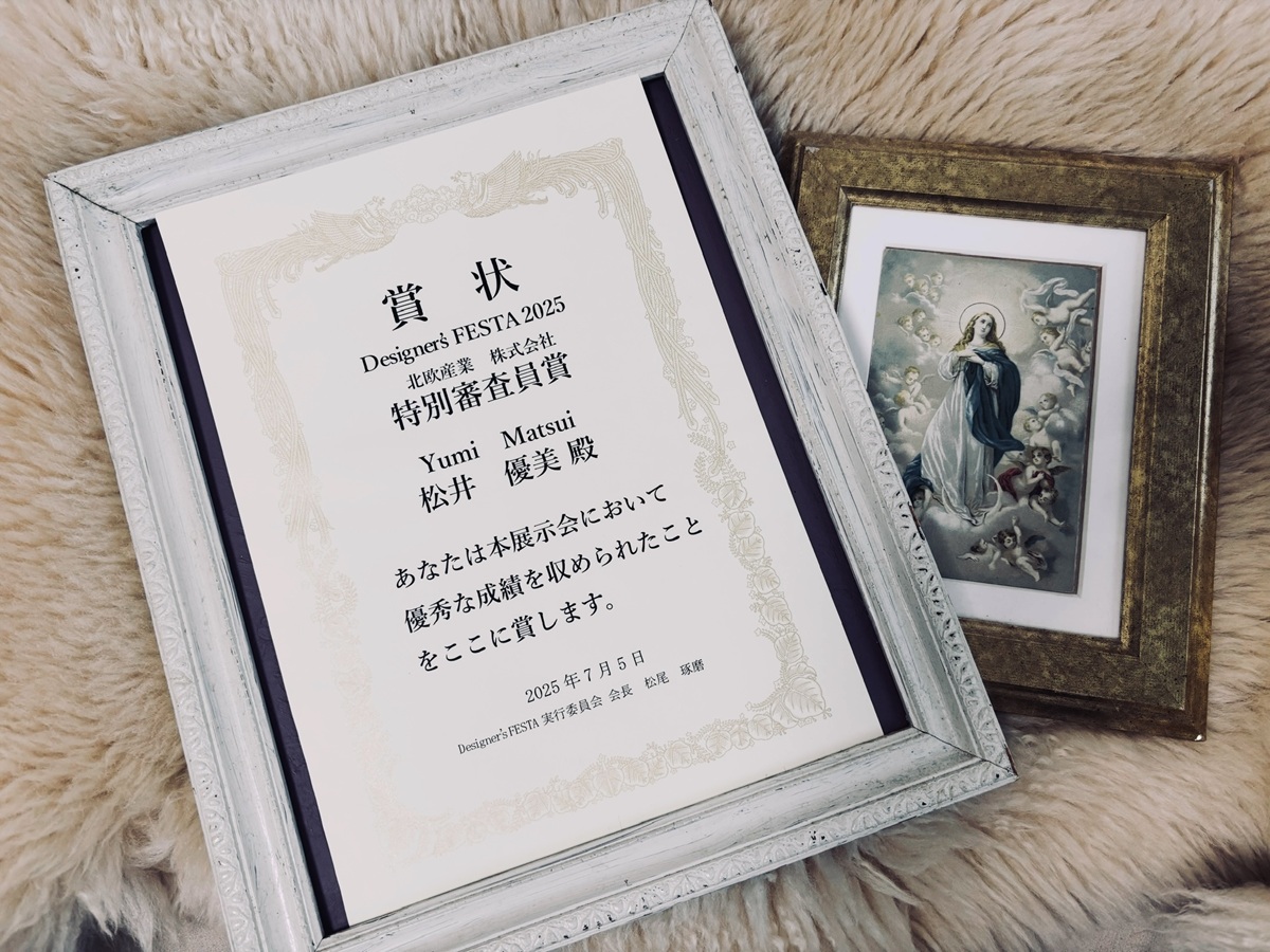 Yumi Matsuiがデザイナーズフェスタ2025にて北欧産業様より表彰状頂いた写真